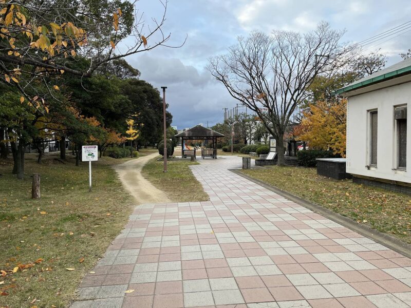 土居川公園の遊歩道と桜並木の風景です。