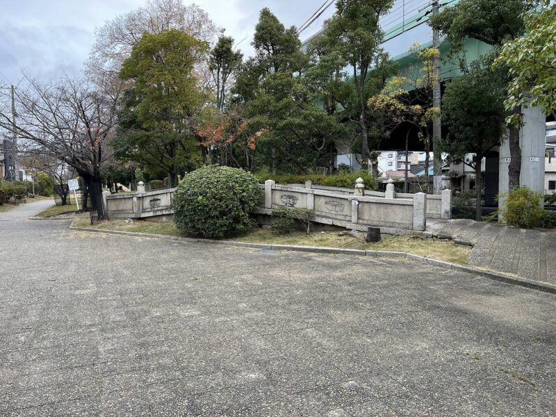 土居川公園内に移設された極楽橋です。