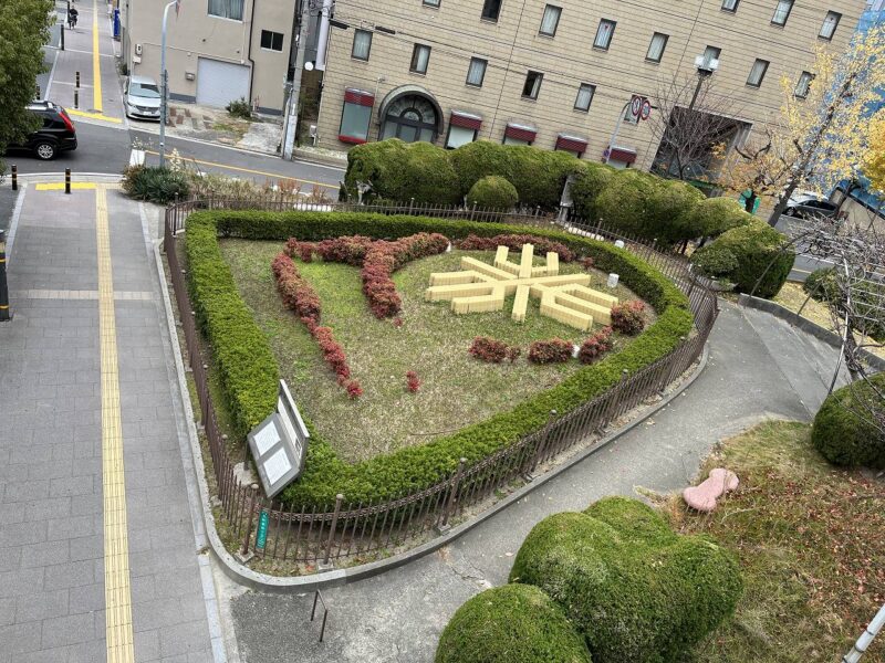 近くの歩道橋から撮影した花時計の写真です。