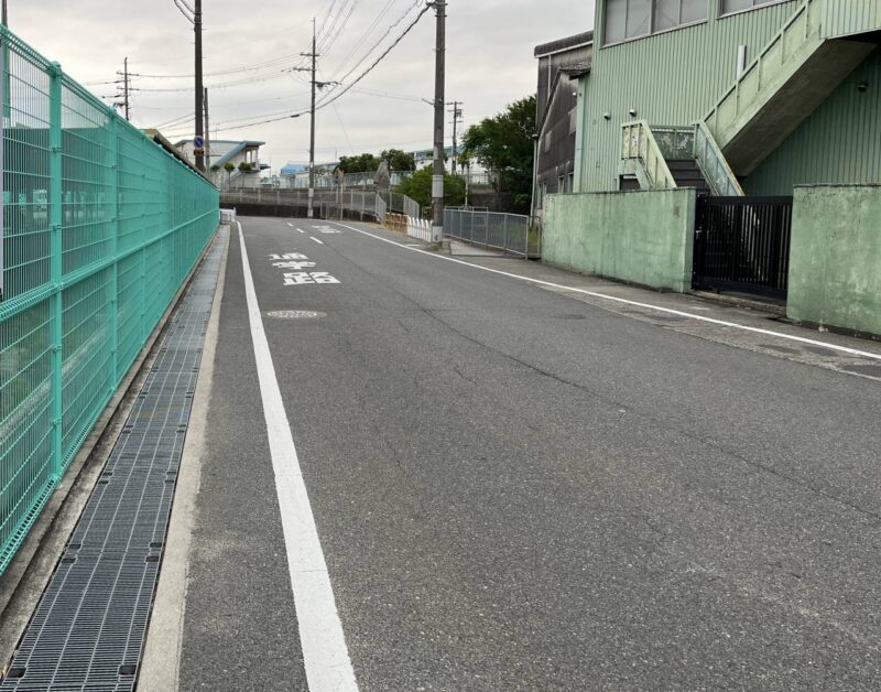 学校の横の道の写真