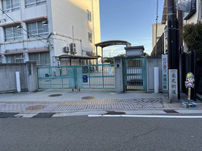 堺市立五箇荘小学校の門の前の道標の写真